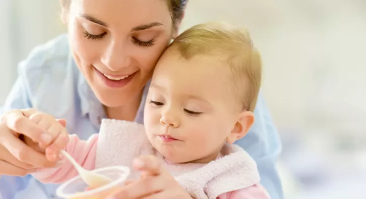 Bebeklerde Katı Gıdaya Geçiş Süreci
